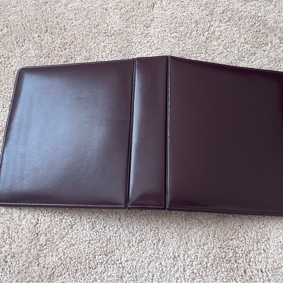 Franklin Covey Burgundy Storage binder & sleeves - Picture 5 of 9